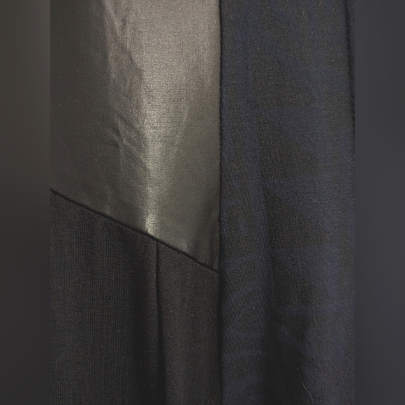 Akela Key Charcoal Subtle Colorblock Tunic - Picture 4 of 7